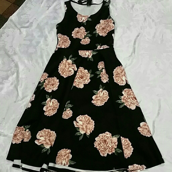 ♡HP♡ Midi Dress Floral Escape Black Small S - Picture 2 of 3